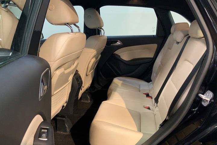 Sort Mercedes B200 d fra 2018