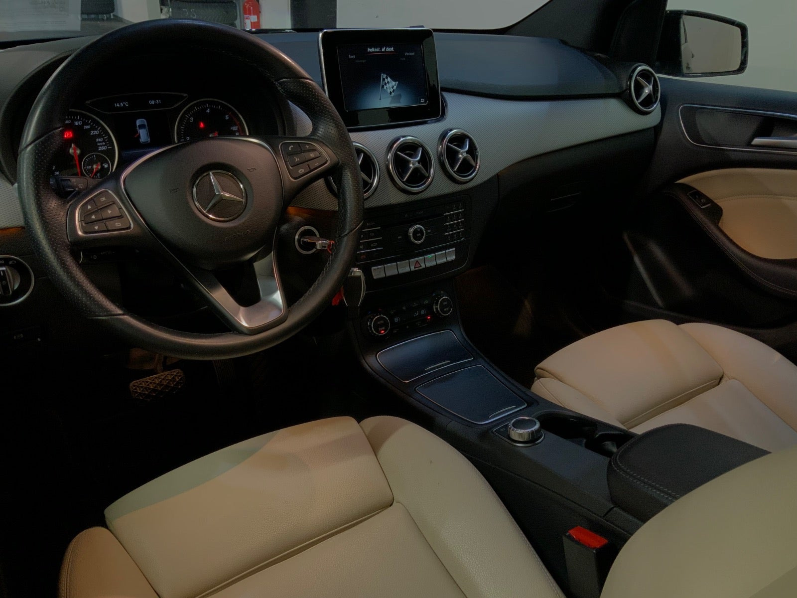 Sort Mercedes B200 d fra 2018