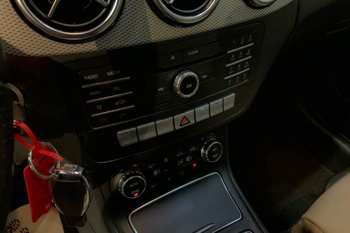 Sort Mercedes B200 d fra 2018