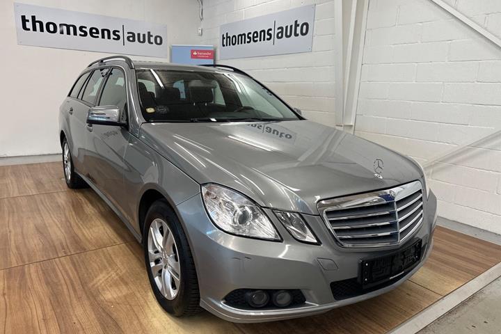 Grå Mercedes E200 fra 2010 set udefra