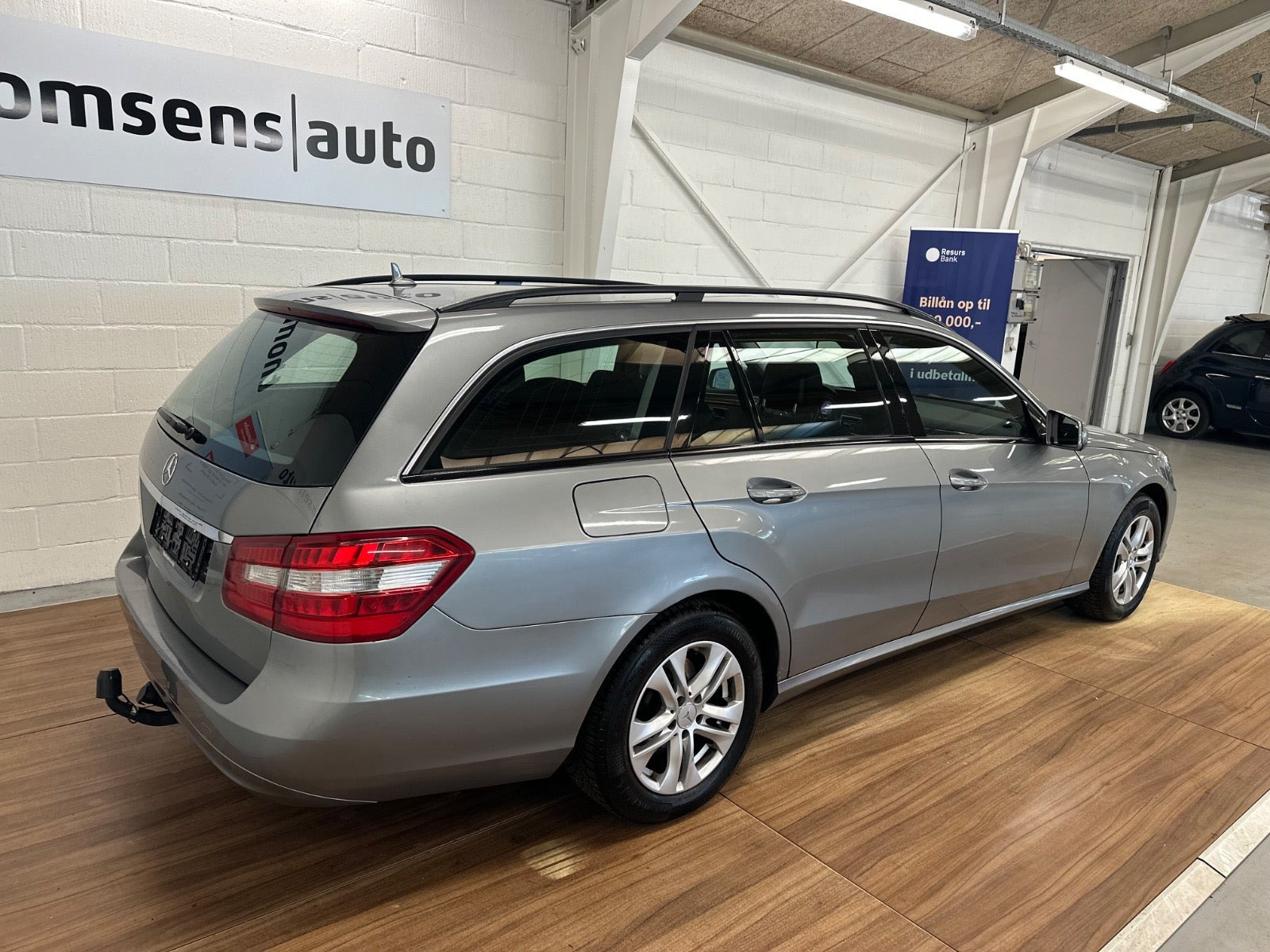 Grå Mercedes E200 fra 2010