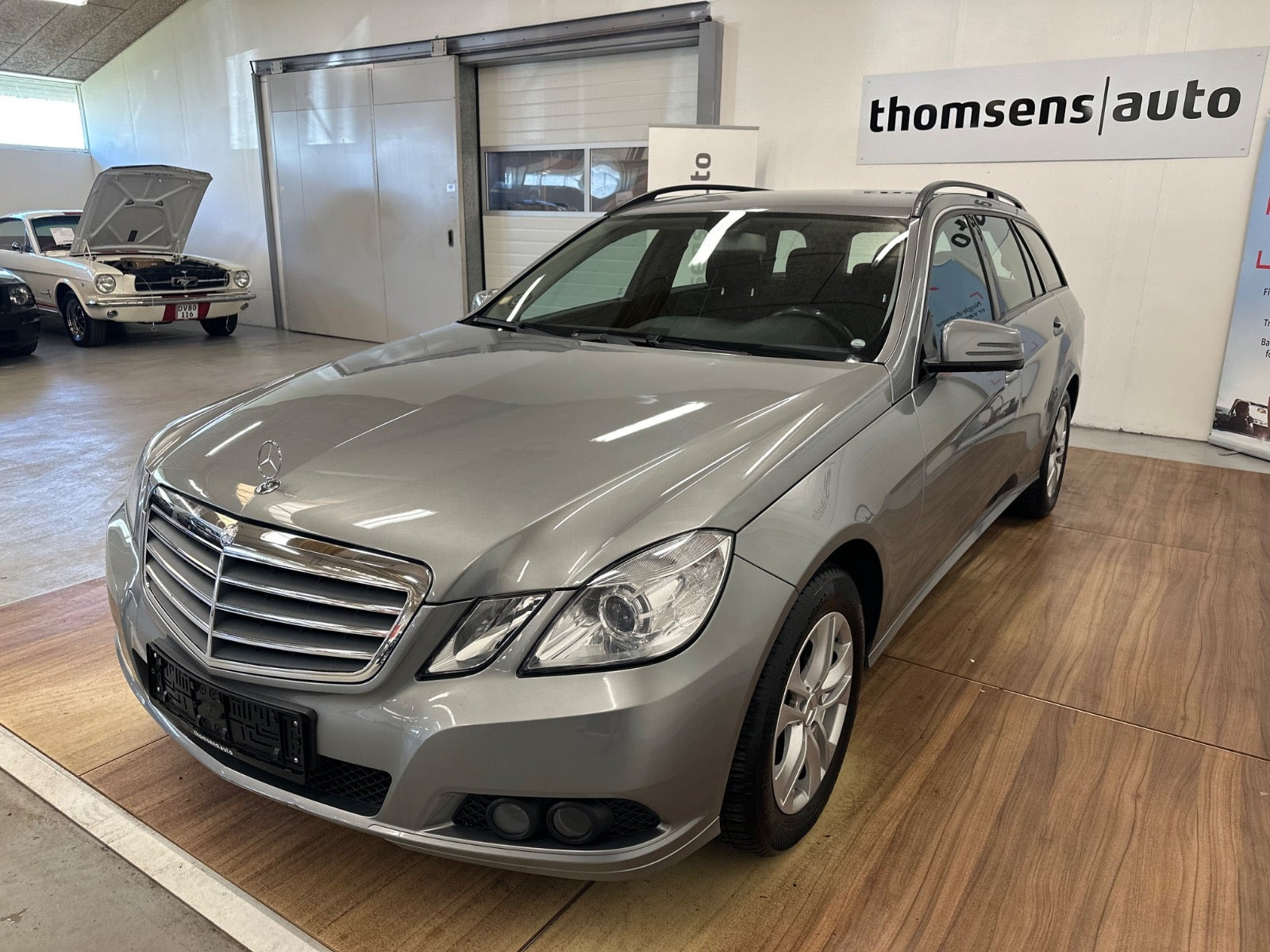 Grå Mercedes E200 fra 2010