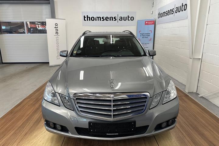 Grå Mercedes E200 fra 2010