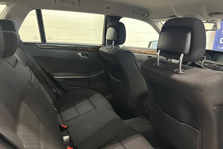 Grå Mercedes E200 fra 2010