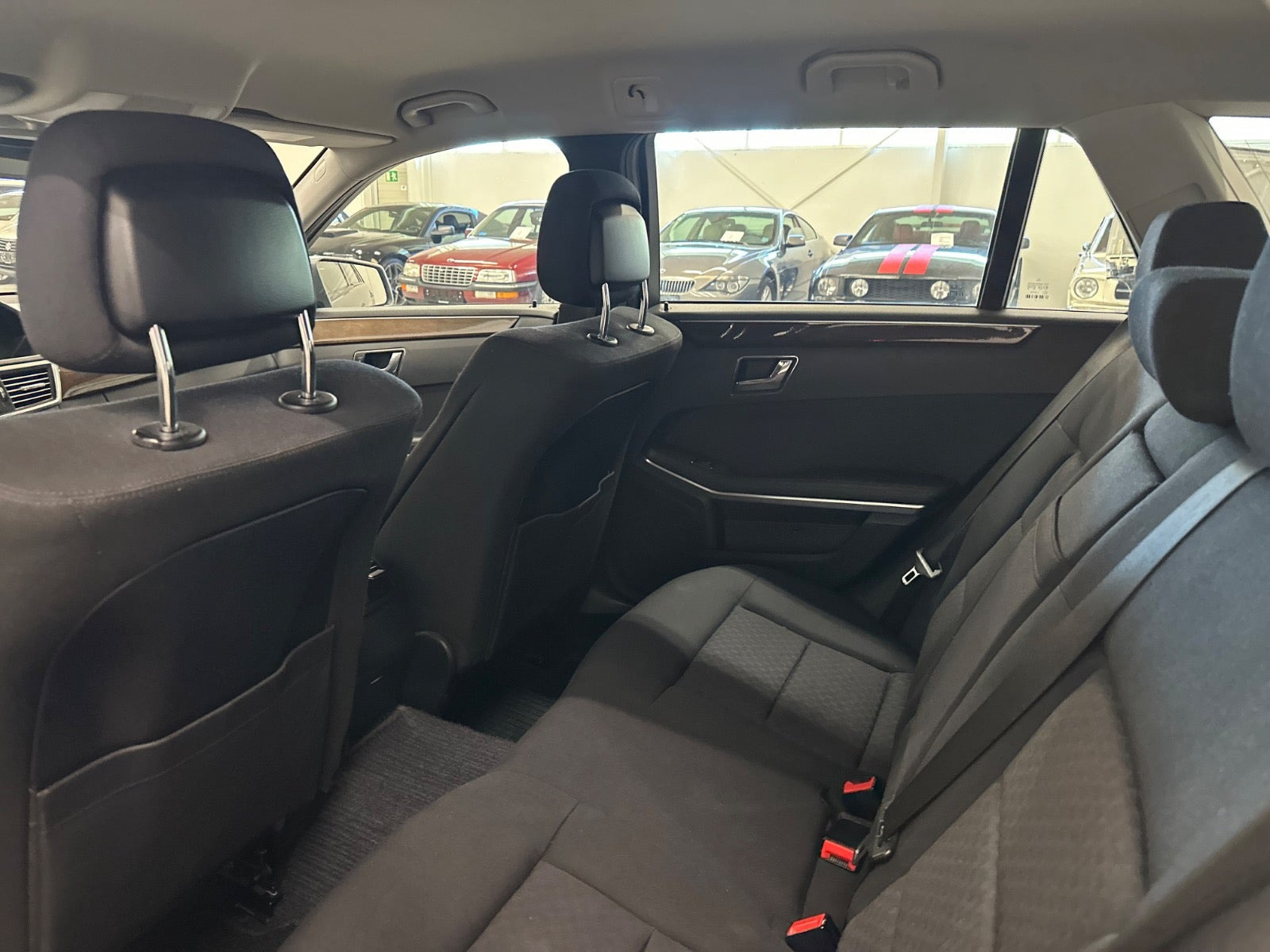 Grå Mercedes E200 fra 2010