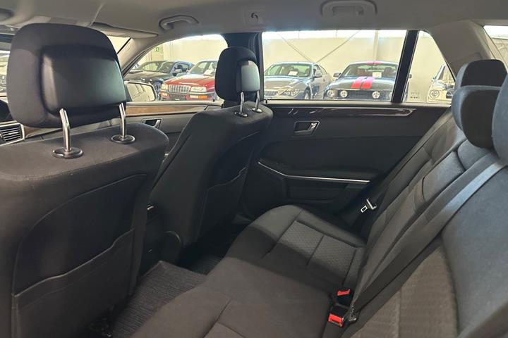 Grå Mercedes E200 fra 2010
