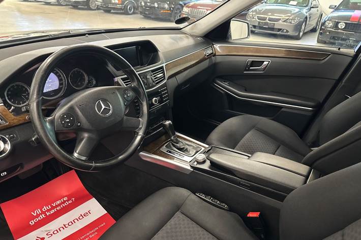Grå Mercedes E200 fra 2010