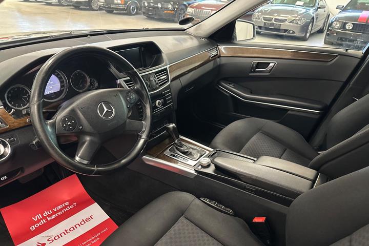 Grå Mercedes E200 fra 2010
