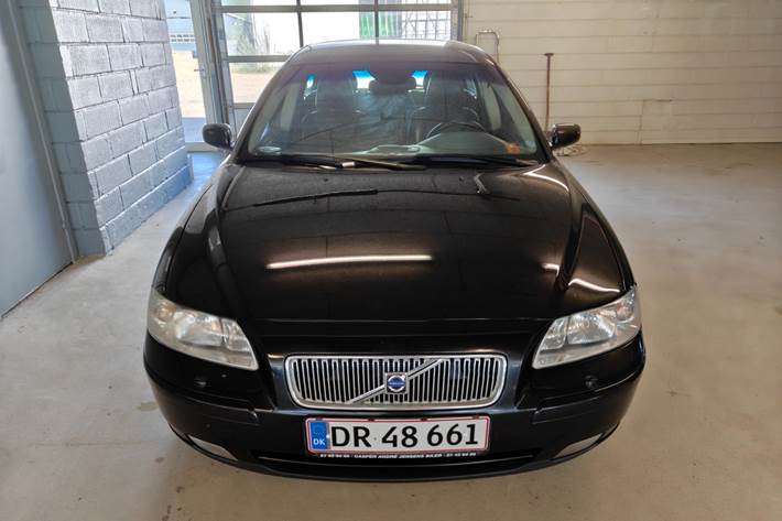 Gul Volvo V70 fra 2006