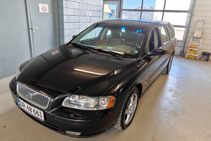 Gul Volvo V70 fra 2006