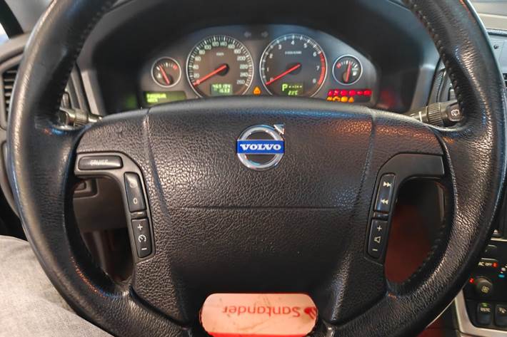 Gul Volvo V70 fra 2006