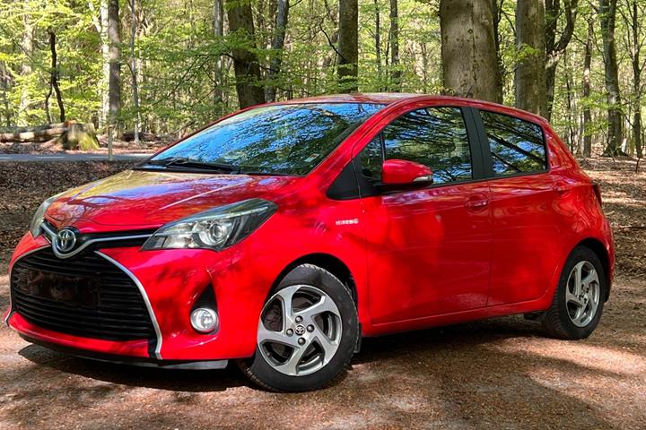 Rød Toyota Yaris fra 2016 set udefra