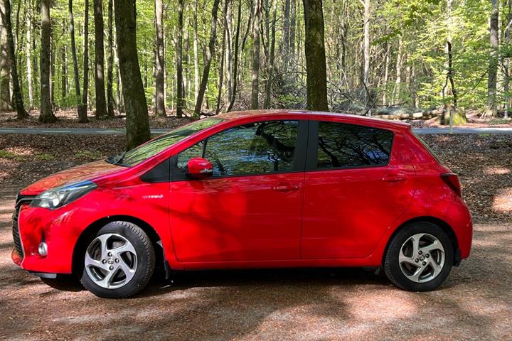 Rød Toyota Yaris fra 2016