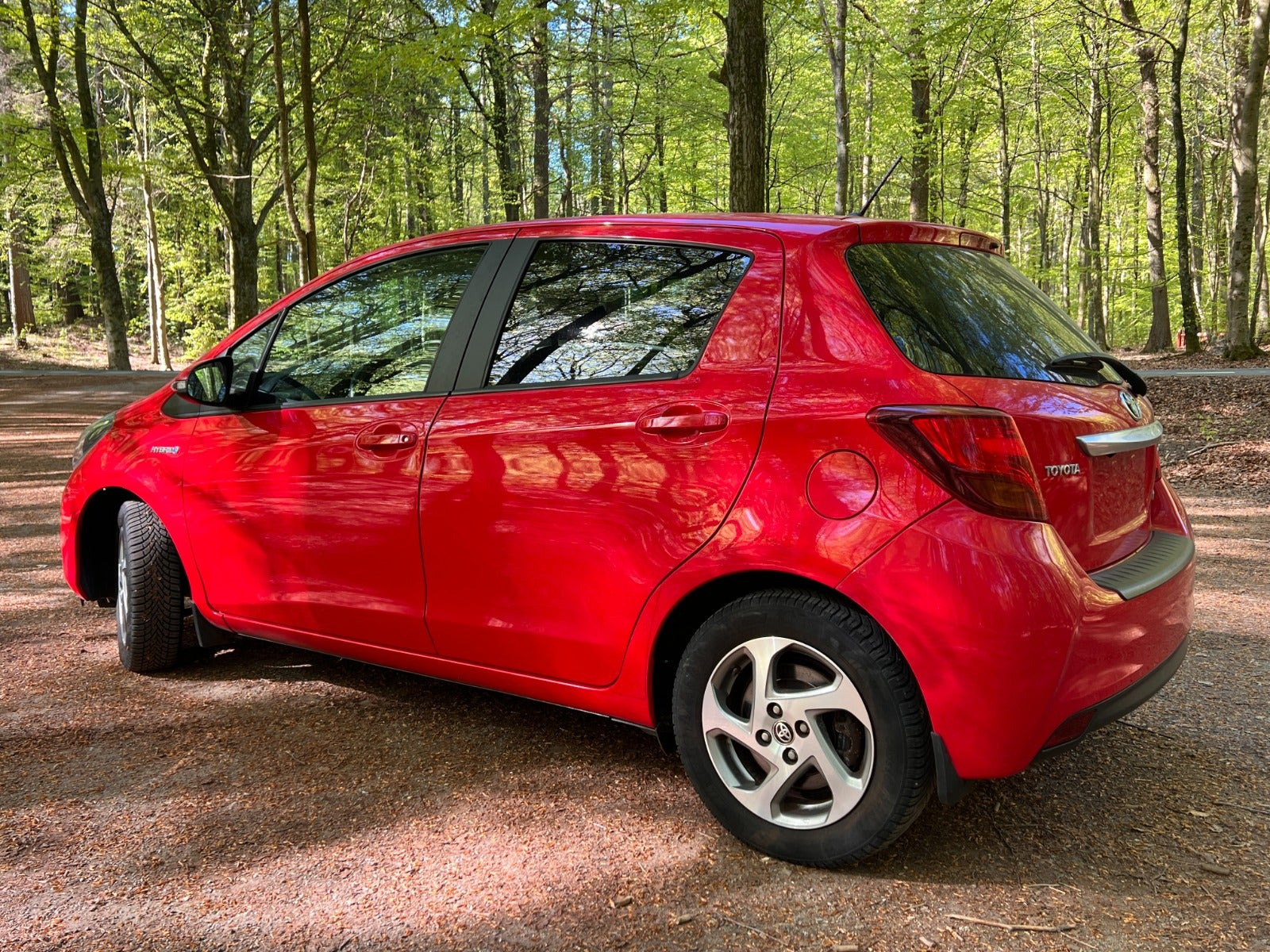 Rød Toyota Yaris fra 2016