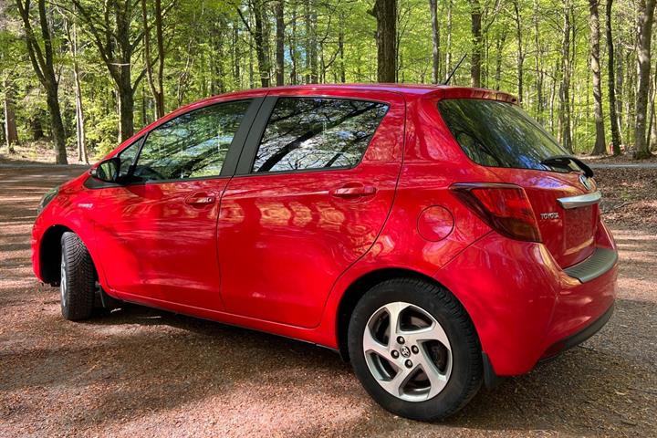 Rød Toyota Yaris fra 2016