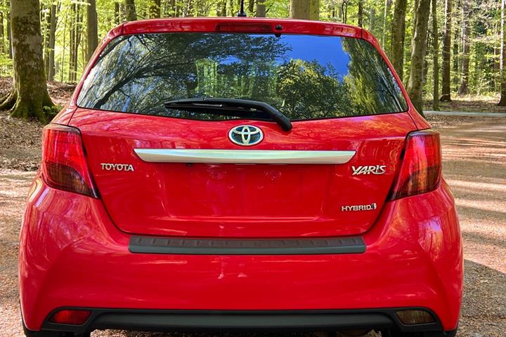 Rød Toyota Yaris fra 2016