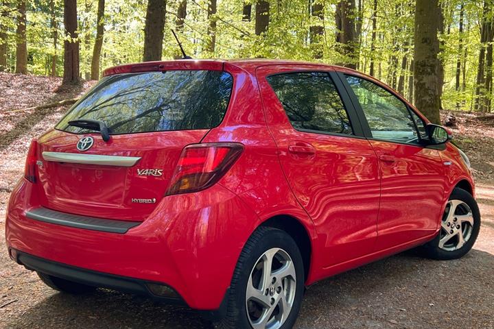 Rød Toyota Yaris fra 2016