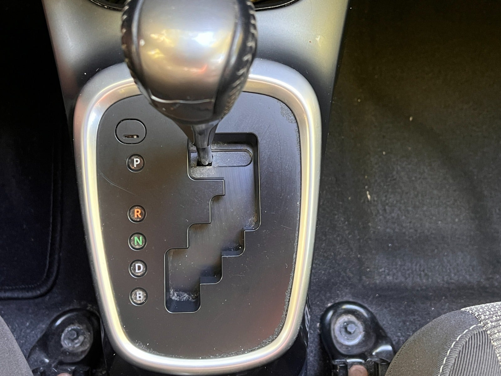 Rød Toyota Yaris fra 2016