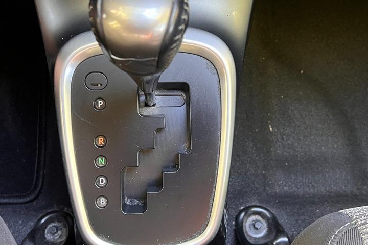Rød Toyota Yaris fra 2016