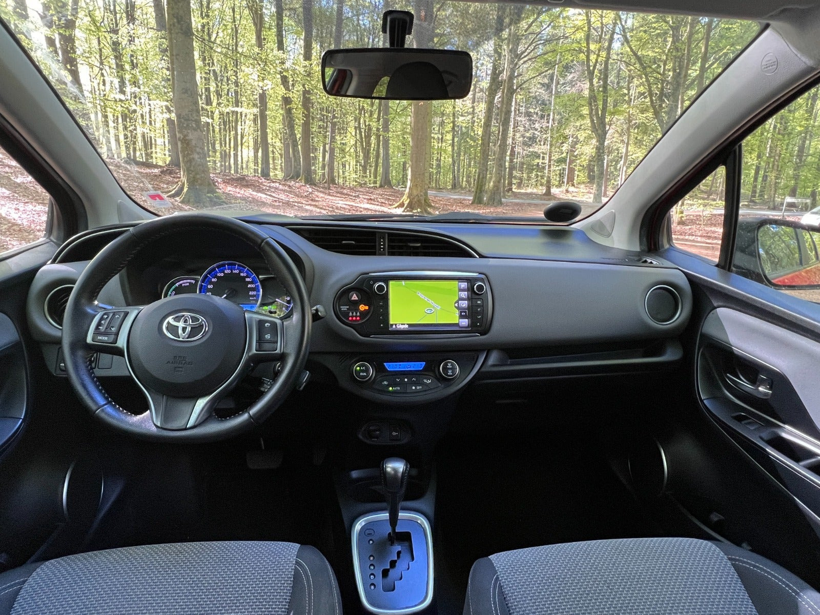 Rød Toyota Yaris fra 2016