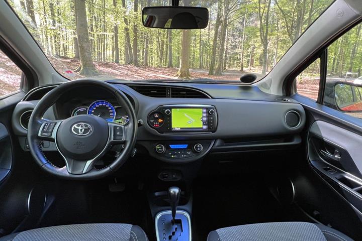 Rød Toyota Yaris fra 2016