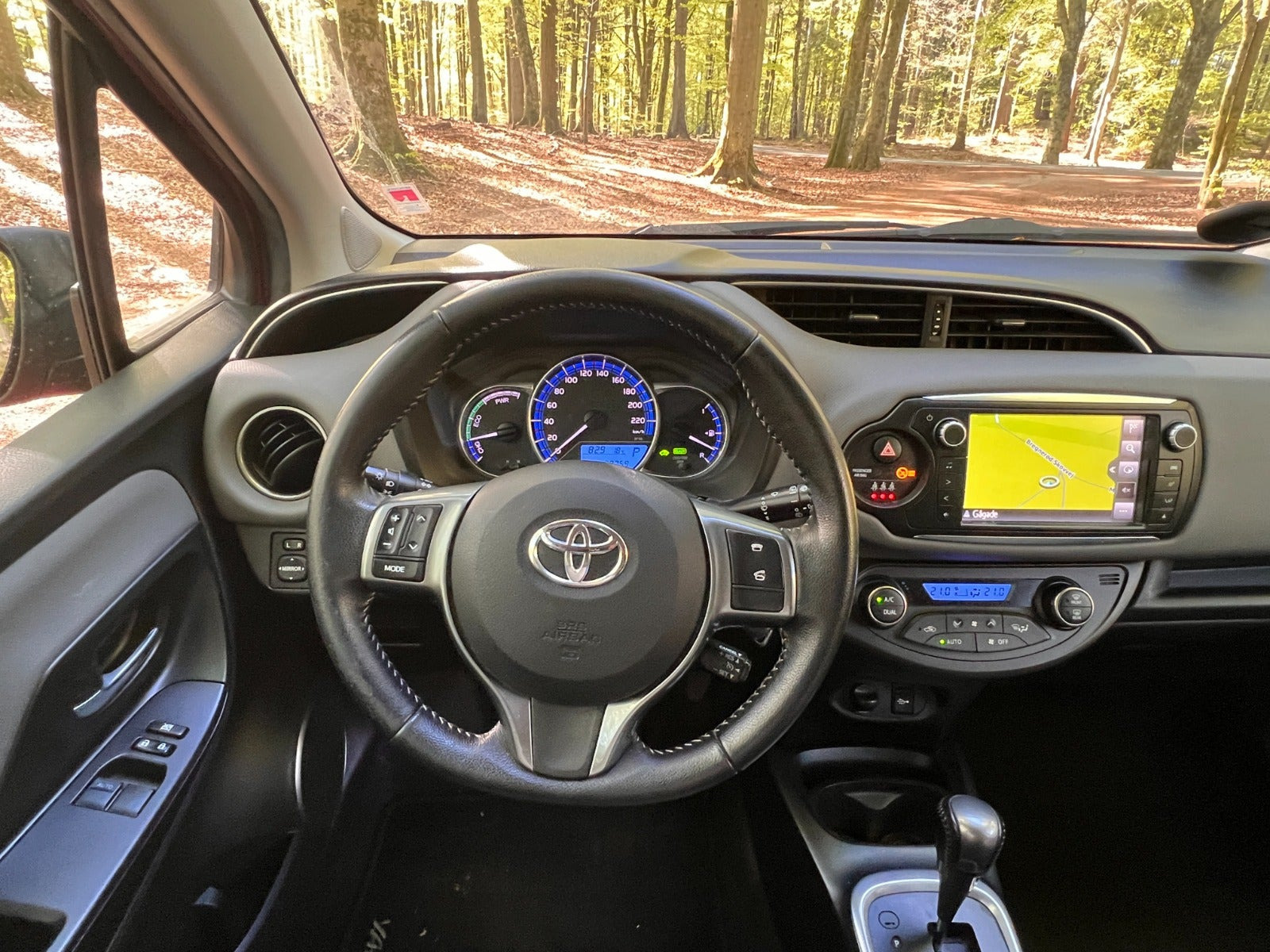 Rød Toyota Yaris fra 2016