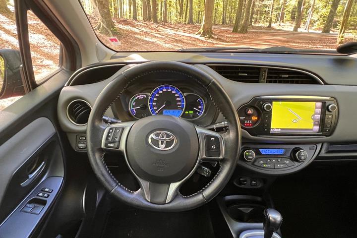 Rød Toyota Yaris fra 2016