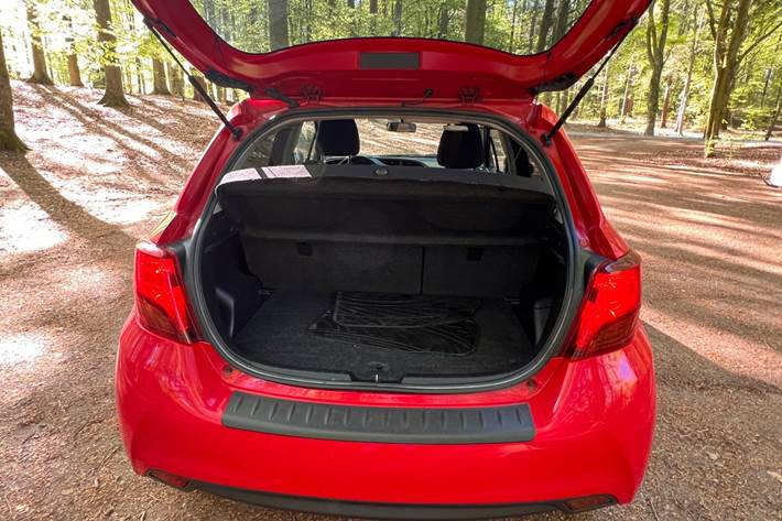 Rød Toyota Yaris fra 2015
