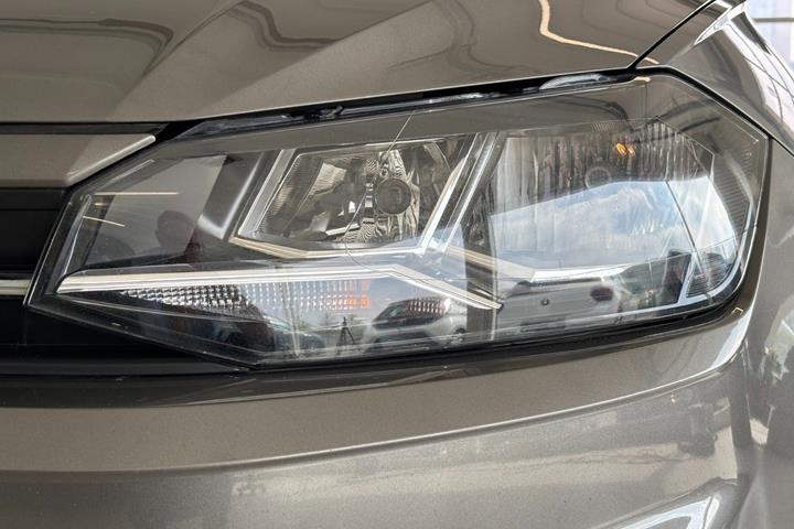 Grå VW Polo fra 2018