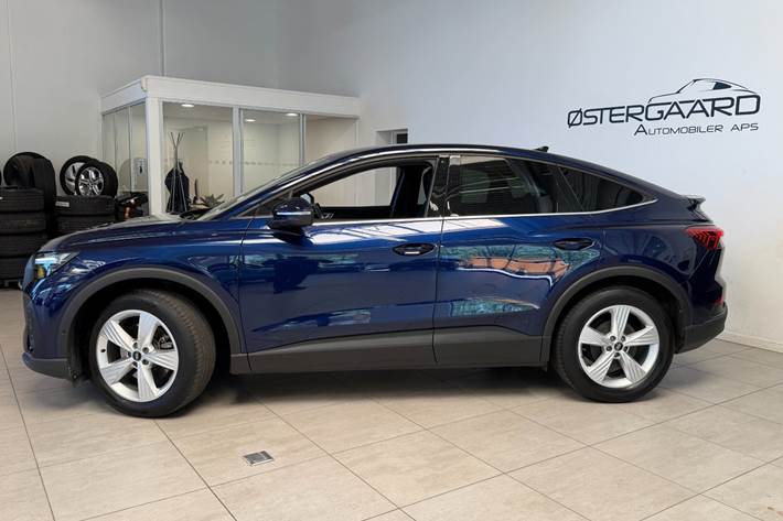 Blå Audi Q4 e-tron fra 2023