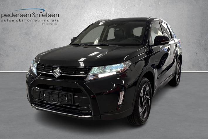 Sort Suzuki Vitara fra 2024 set udefra