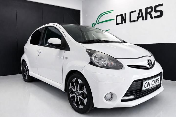 Hvid Toyota Aygo fra 2014