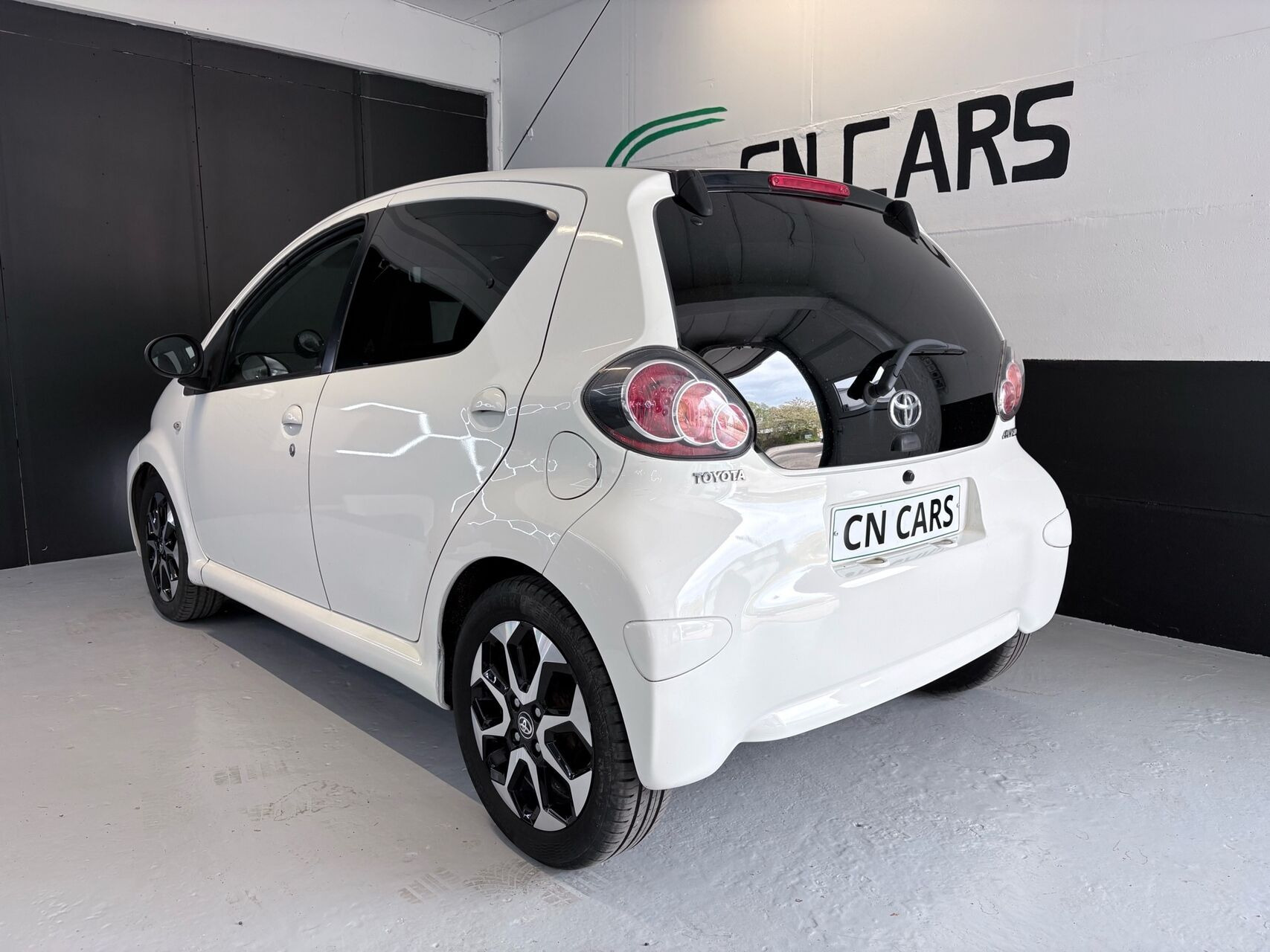 Hvid Toyota Aygo fra 2014