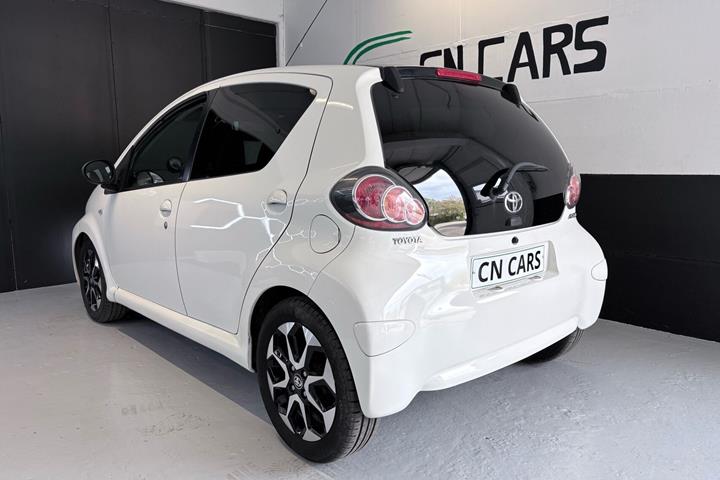 Hvid Toyota Aygo fra 2014