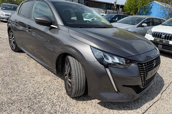 Grå Peugeot 208 fra 2021