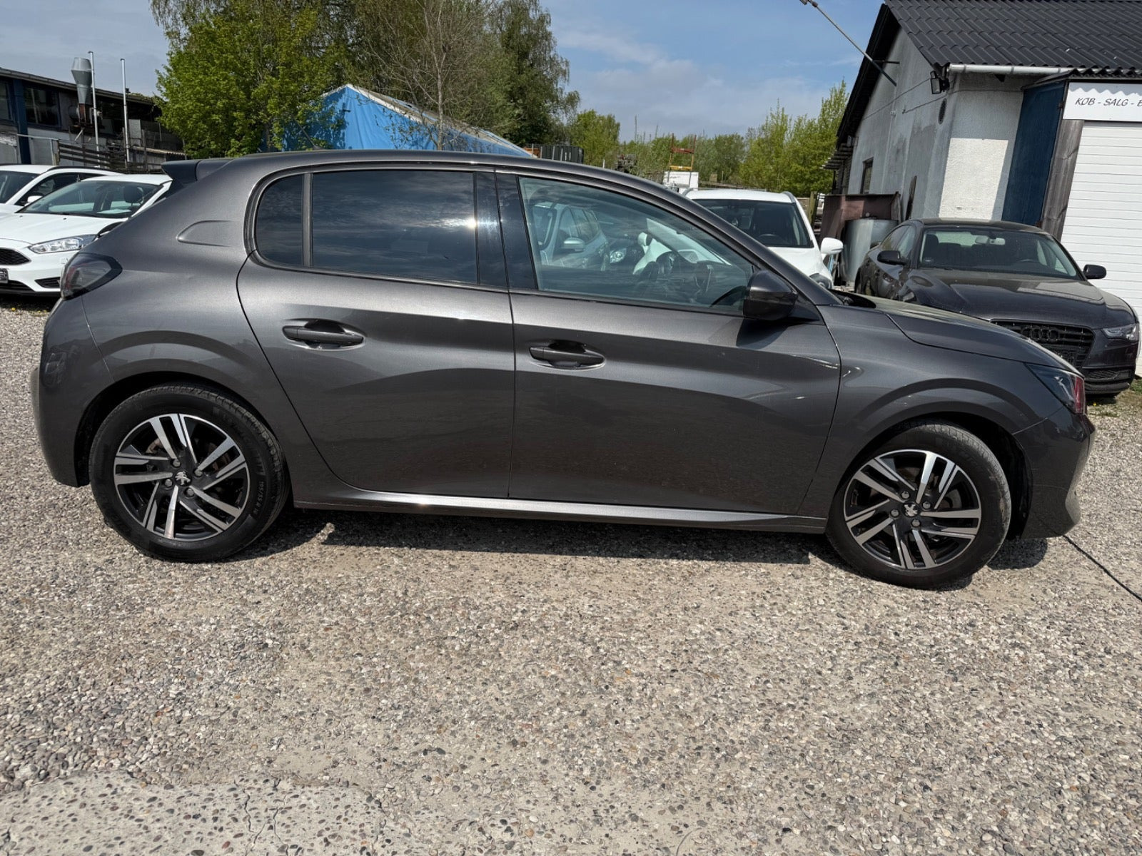 Grå Peugeot 208 fra 2021