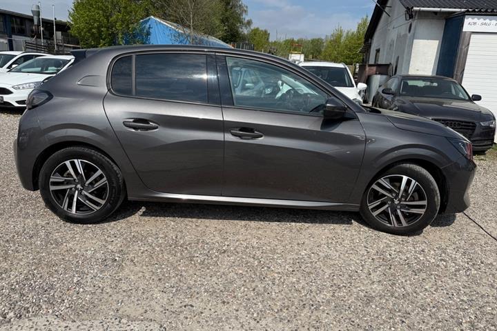 Grå Peugeot 208 fra 2021