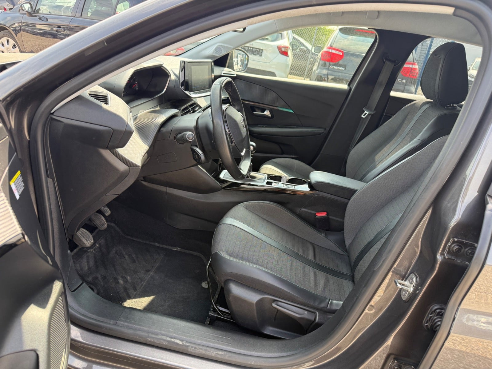 Grå Peugeot 208 fra 2021