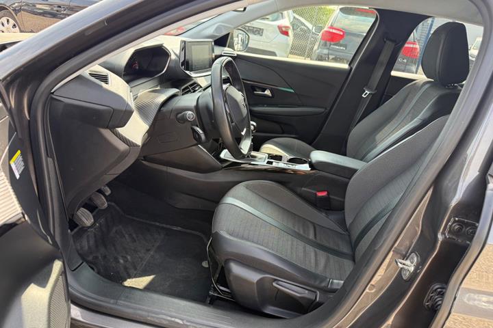 Grå Peugeot 208 fra 2021