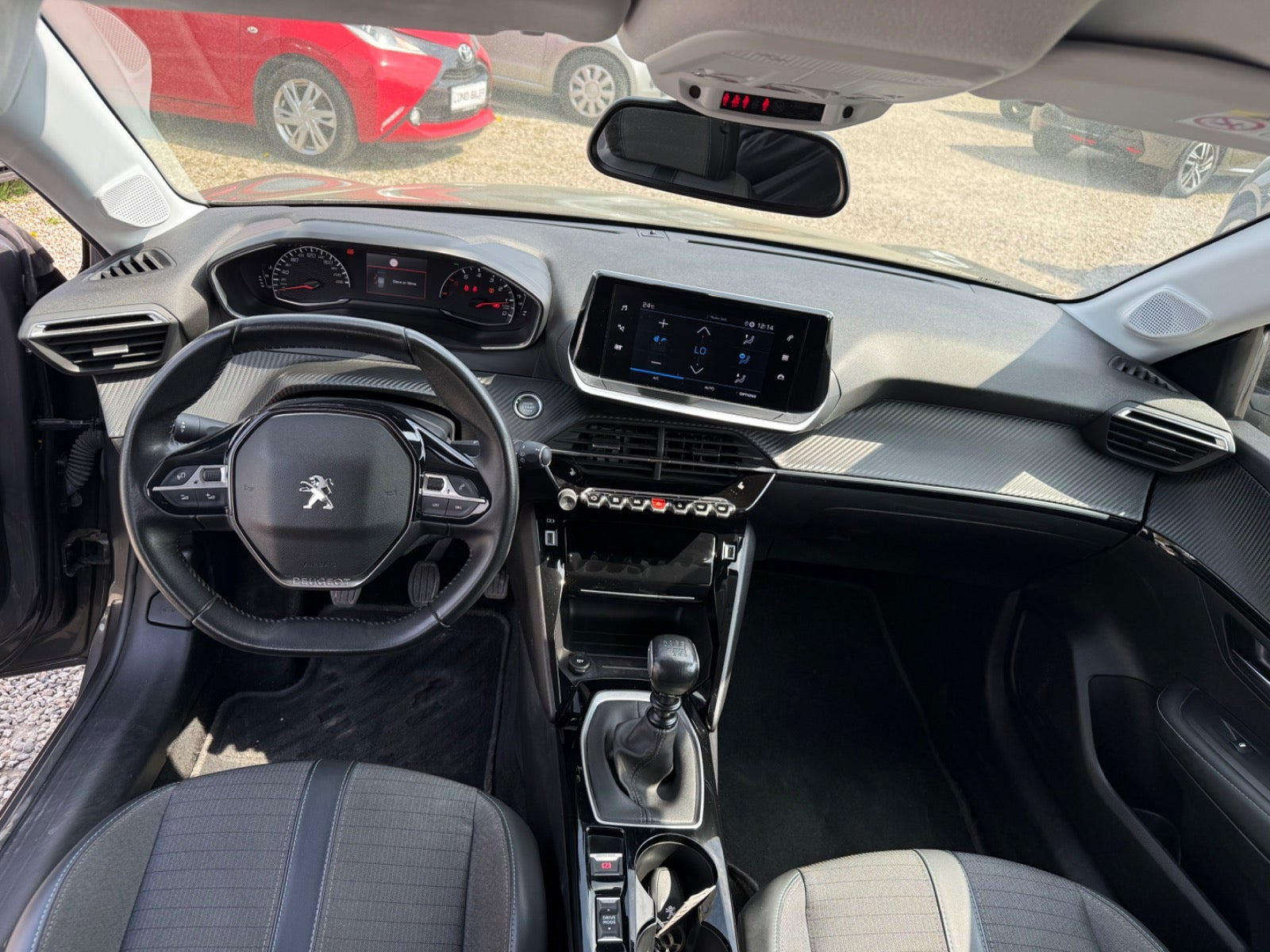 Grå Peugeot 208 fra 2021