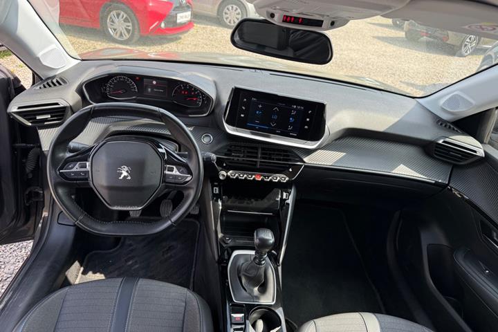 Grå Peugeot 208 fra 2021