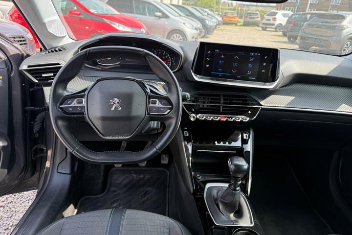Grå Peugeot 208 fra 2021