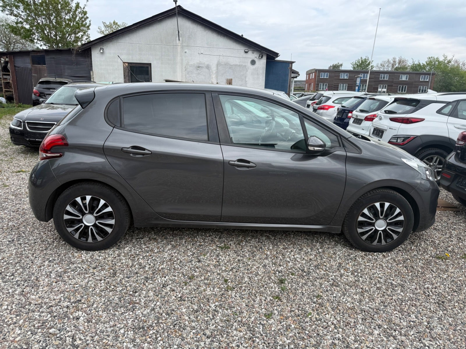 Grå Peugeot 208 fra 2019