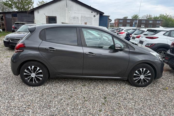 Grå Peugeot 208 fra 2019