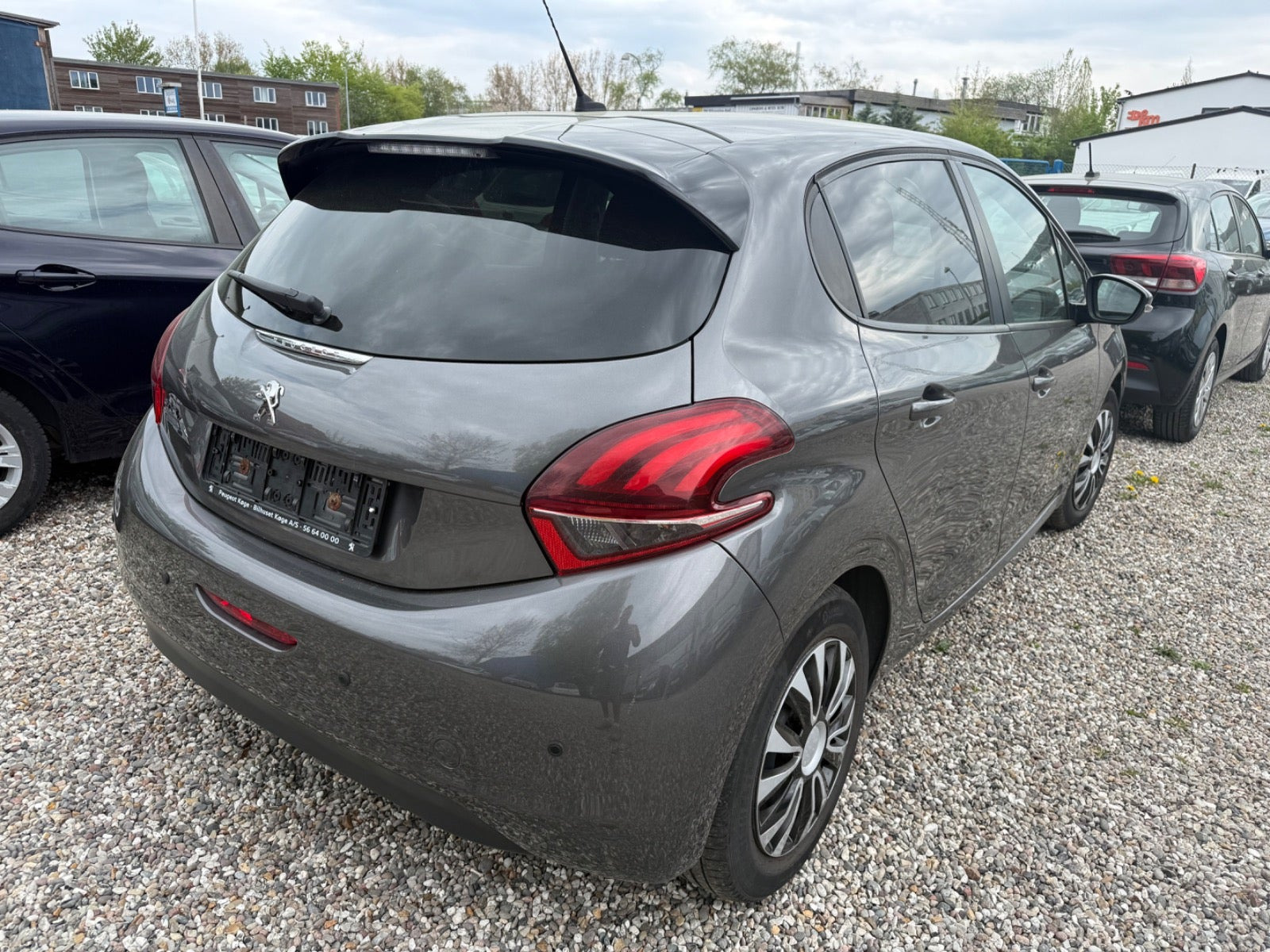 Grå Peugeot 208 fra 2019