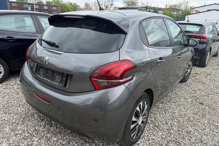 Grå Peugeot 208 fra 2019