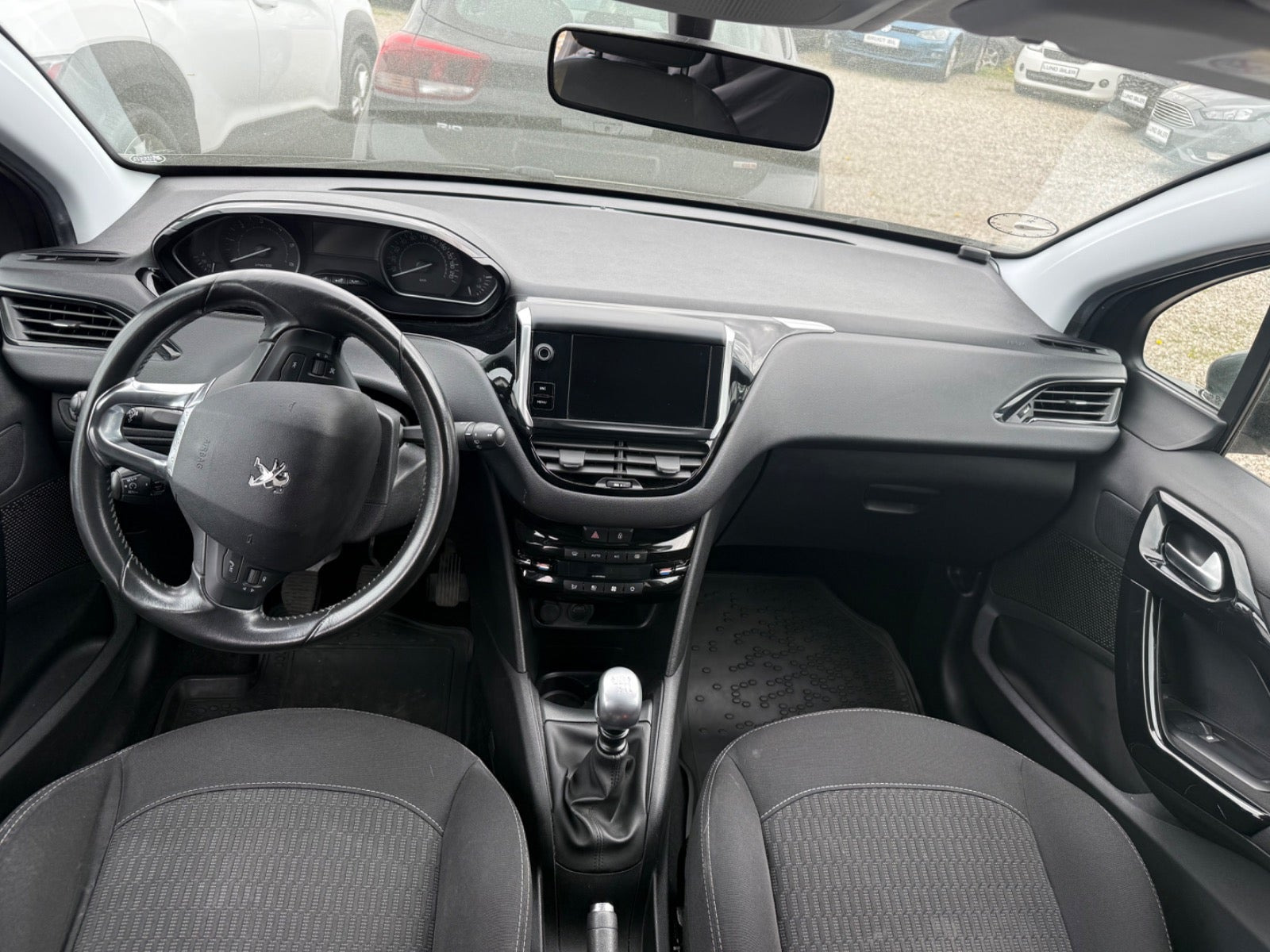 Grå Peugeot 208 fra 2019
