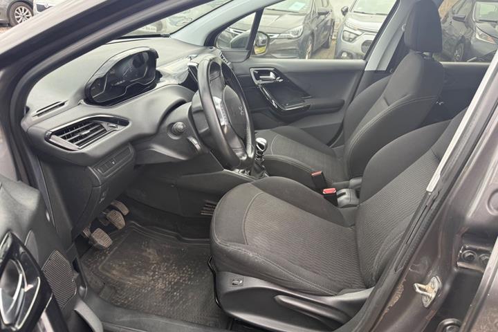 Grå Peugeot 208 fra 2019