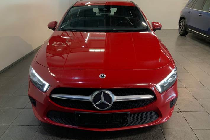 Rød Mercedes A180 d fra 2019