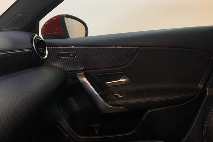 Rød Mercedes A180 d fra 2019